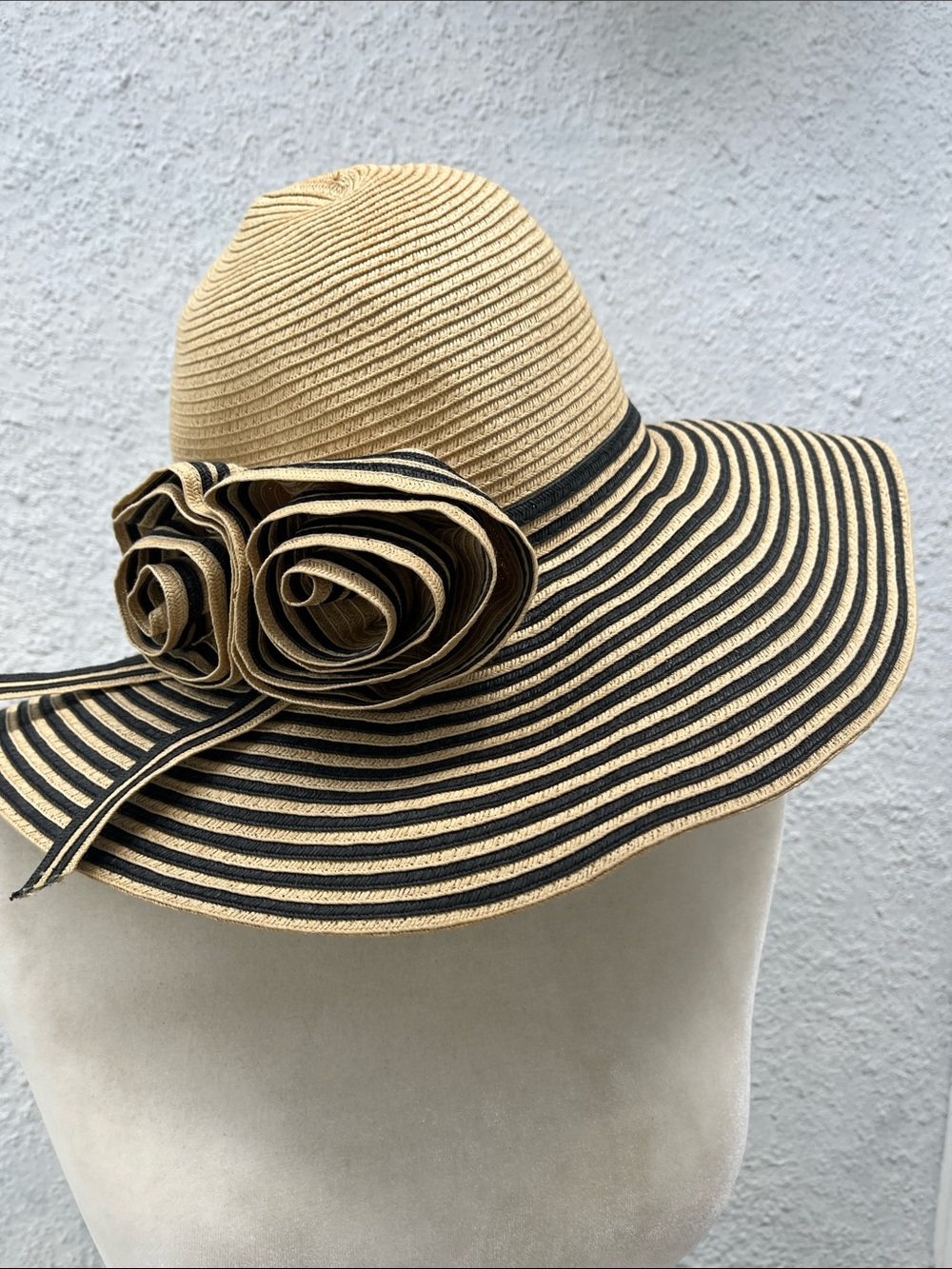 AUGUST Wide Brim Straw Sun Hat with Black Trim and Floral Accent NWT
